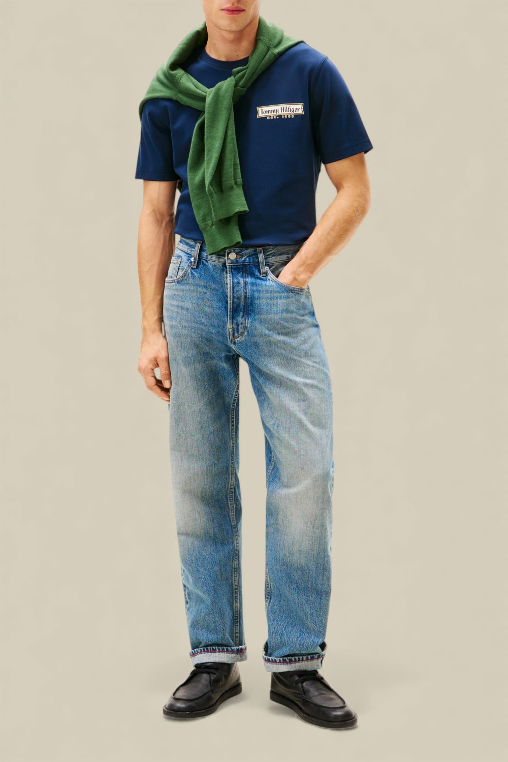 תמונת כל הלוק של חולצת טי